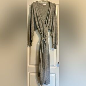 LONG WRAP SWEATER
FRONT POCKETS
SIZE MEDIUM